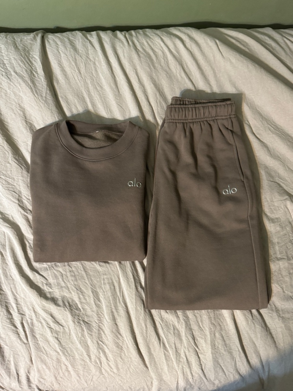 Alo Accolade Olive Tree Sweat Set - Picture 2 of 9